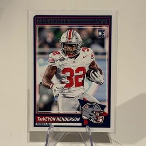🔥 2025 Treveyon Henderson Panini Score Rookie Card. New England Patriots.